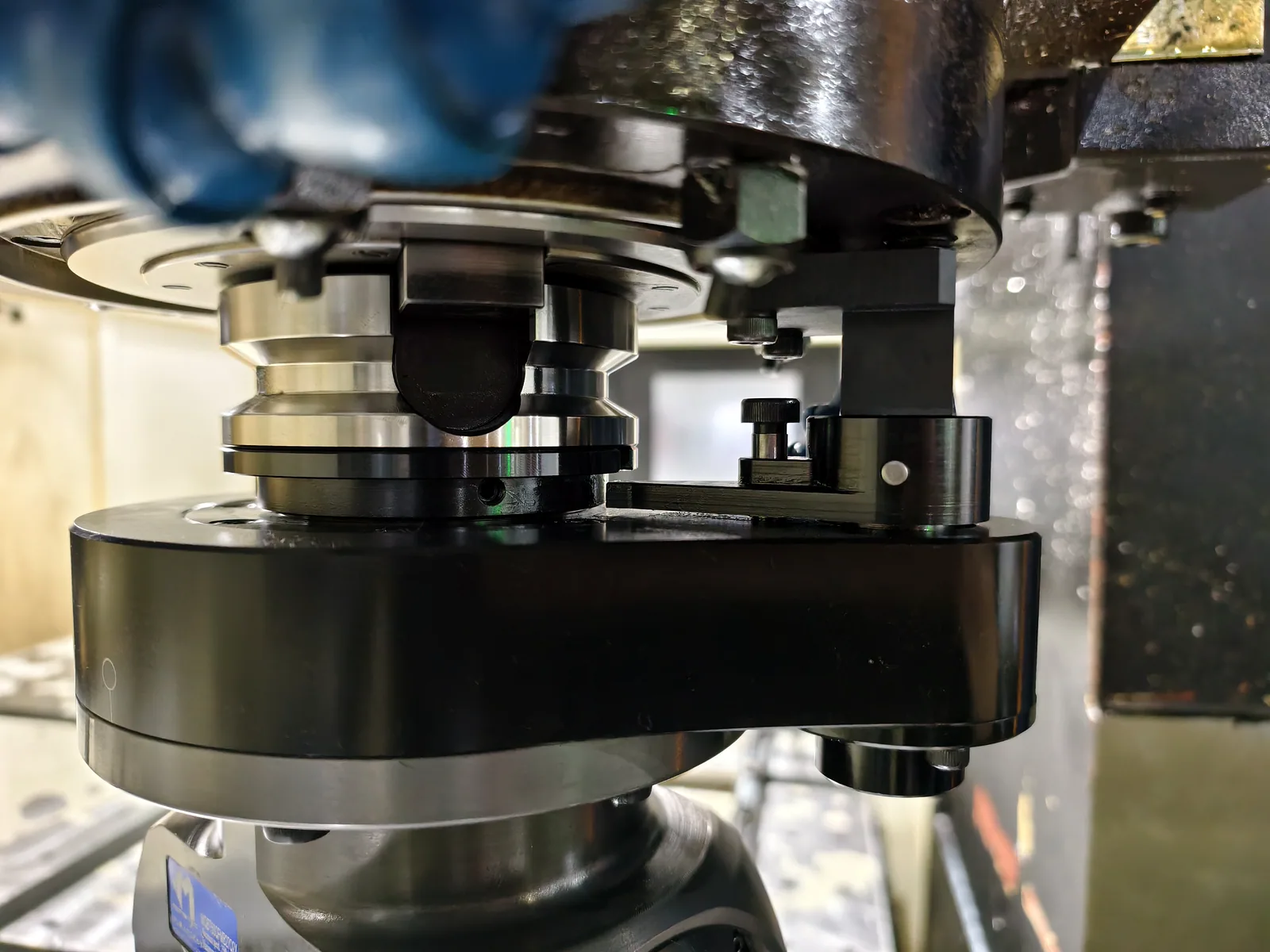 Mongtec angle head seated against the machine anti-rotation stop