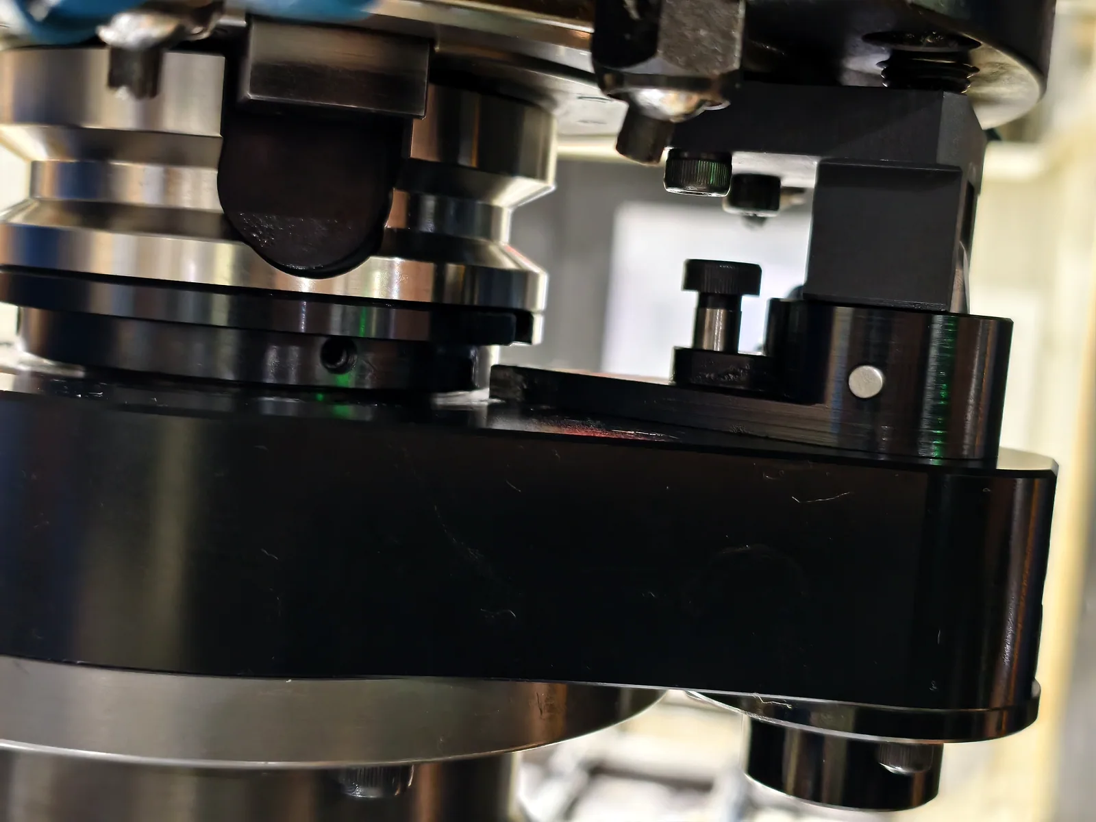 Mongtec angle head mounted in a vertical machining-centre spindle